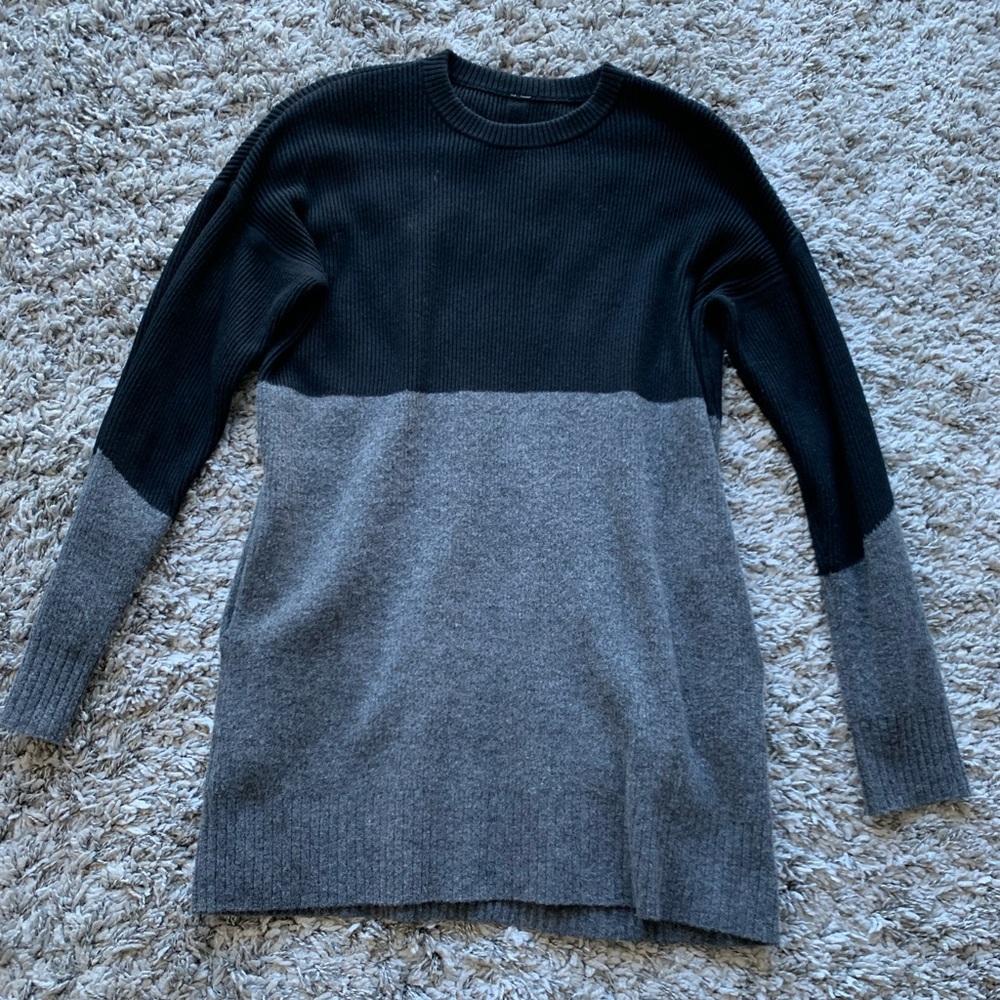 Lululemon black/grey sweater